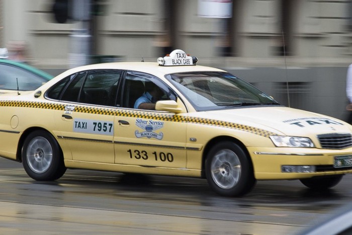 Két nekifutásra három tinédzsert gázolt a taxis