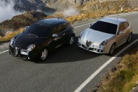 Csillogóbb megjelenés, kibővített motorkínálat: a 4C árnyékában sem feledkezett meg tömegmodelljeiről az Alfa Romeo.