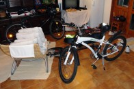 Elektromos kerékpár a szoba közepén