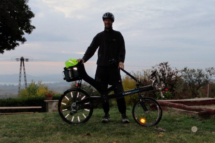 F. Attila a legkényelmesebb darabbal pózol