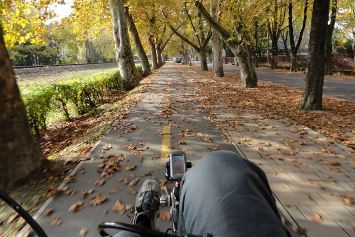 Közben én magányosan tekerek. Ennek megvannak a jó oldalai is, például bátran dalolhatom fennhangon, hogy Nekem akkor vagy a legjobb, ha már mindenkinek rossz vagy