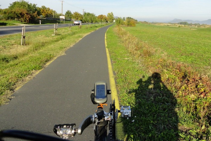Nagyjából így fest az októberi bicikliút. Sehol egy lélek. Csodás.