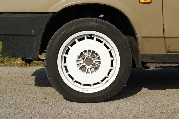 A 15 colos MOMO felnik árulkodnak egyedül arról, hogy nem hétköznapi Samaráról van szó