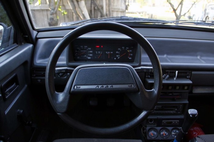 A műszerfal fordulatszámmérőt kapott, a kormány pedig elektromos szervót