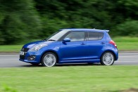 10. Suzuki Swift Sport, 136 LE. Szerencsére a Swift Sport egy lóerővel erősebb a kétliteres, FIAT-dízelmotoros SX4-nél, ezért Esztergomot a bitang jó sportmodell képviseli a tízben. A vagány kisautó már öt ajtóval is kapható az ezerhatos, pörgős motorral