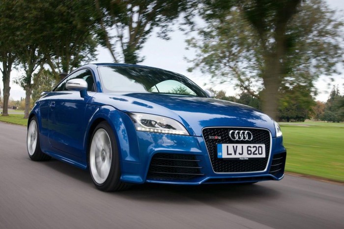 Top 10: A legerősebb magyar autók 10 1-2. Audi TT RS Plus, 360 LE. Akinek megadatik vezetni a TT-t az öthengeres turbómotorral, az garantáltan emlékezni fog a 4,1 másodperces százra gyorsulásra, a motor és a kipufogó üvöltésére. Az RS Plus a fekete-piros alufelnikről, a szénszálas műanyag tükörházról és a kipufogócsöveket körülvevő fekete betétről ismerhető fel