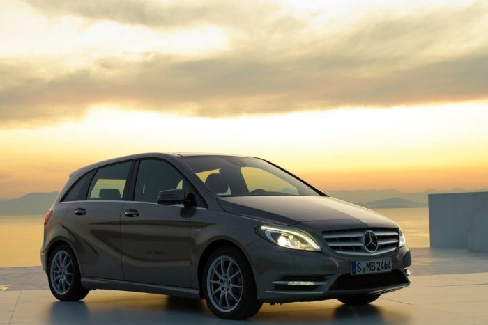 Top 10: A legerősebb magyar autók 6 6. Mercedes-Benz B 250, 211 LE. A kecskeméti B-osztályhoz kapható egy motor, amivel a békés családi egyterű váratlan dolgokra képes. Német autópályán a 180-200 lóerős kiskategóriás sportgépek sem érik utol, mert remek alaktényezőjével (0,29) 240 kilométer/órás végsebességre képes. Ehhez persze a kell a 211 lóerős, kétliteres turbómotor is