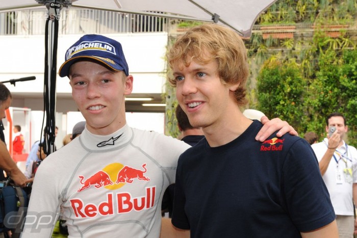 Vajon követi példáját? Kvjat és Vettel