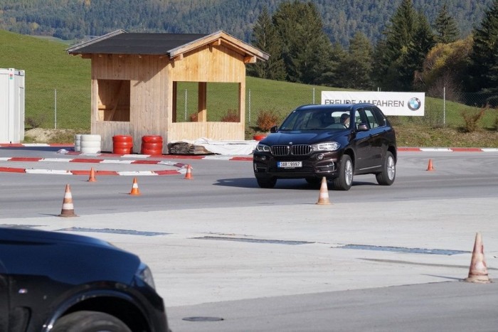 Az új kopaszerős-álom 4 Zseniális érzékkel szervezte a kelet- és közép-európai bemutatót a regionális PR egy - gokartpályára. 2,2 tonna, 4x4, 381 lóerő, hol máshol tapasztalhatnánk ki, mit tud