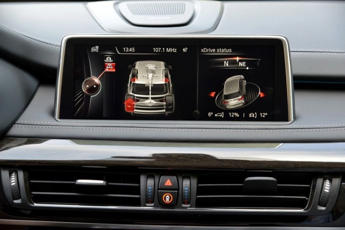 A bal hátsó keréken van a nagy erő, közben a grillrácson sülő X5 alatt a dőlésszögeket láthatjuk