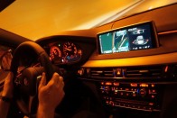 Sötétben klasszikus narancsvörös újkori BMW-s a hangulat