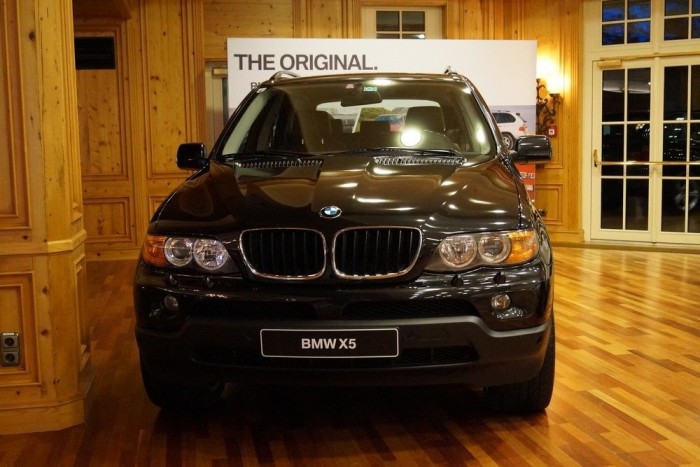 Az új kopaszerős-álom 10 Az Eredeti, állt szlogenként a '99-es első széria mögött a falon. A BMW szereti azt mondani az X5-ről, hogy kategóriát teremtettek vele, mint az első SAV-val, Sport-Activity Vehicle-lel