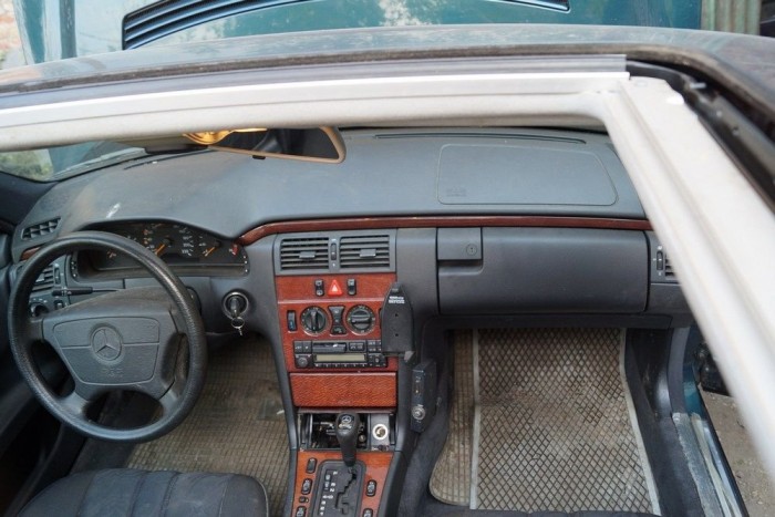 Koszos, fénytelen a belső, ahogy egy sok évet állt bácsiautónál ez lenni szokott