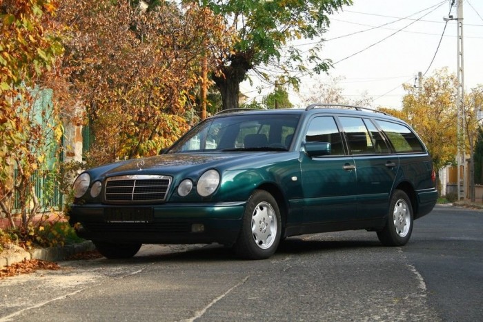 Rendberakás után igazi utcadísz a pápaszemes kombi Merci