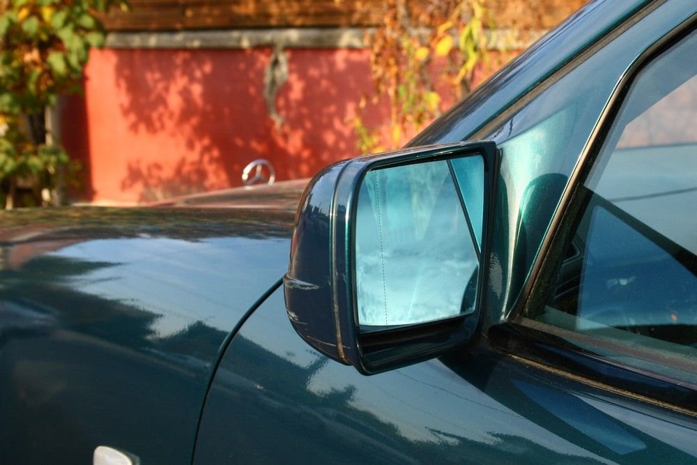 A tükör őrzi pár sikerületlen parkolás nyomát