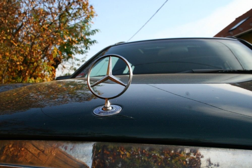 A Mercedes használati élményének komoly részét adja a büszke csillag látványa