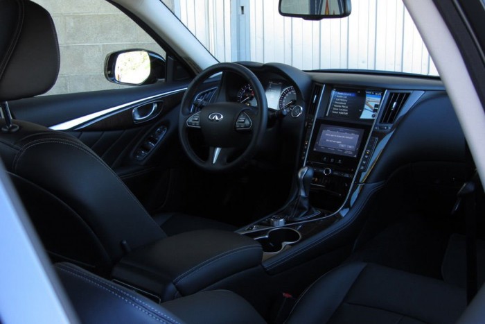 Kellemes anyagok borítják a műszerfalat, az utastér kivitele igényes