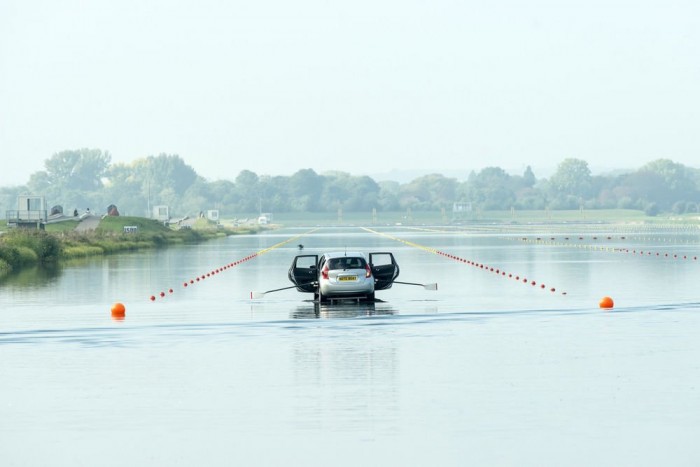 Három nő evezett partra egy Nissannal 7