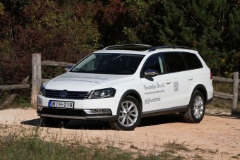 Fehér hollók VW-emblémával