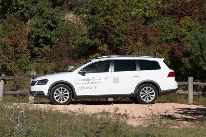 Fémlemezek védik a hasát