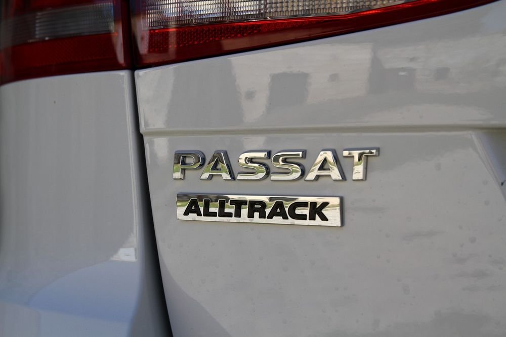 Büszke Alltrack felirat