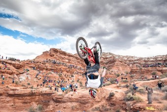 Életveszélyes mutatványok a hegygerincen