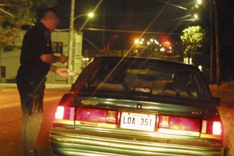 Hátul szexeltek, míg részeg barátjuk vezetett