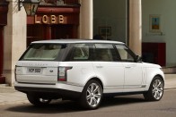 A nyújtott tengelytávú luxuslimuzinokhoz mérhető szolgáltatásokkal lép színre a Range Rover hosszított kivitele. Ezzel párhuzamosan egy exkluzív felszereltségi szintet is bemutatott a gyár.