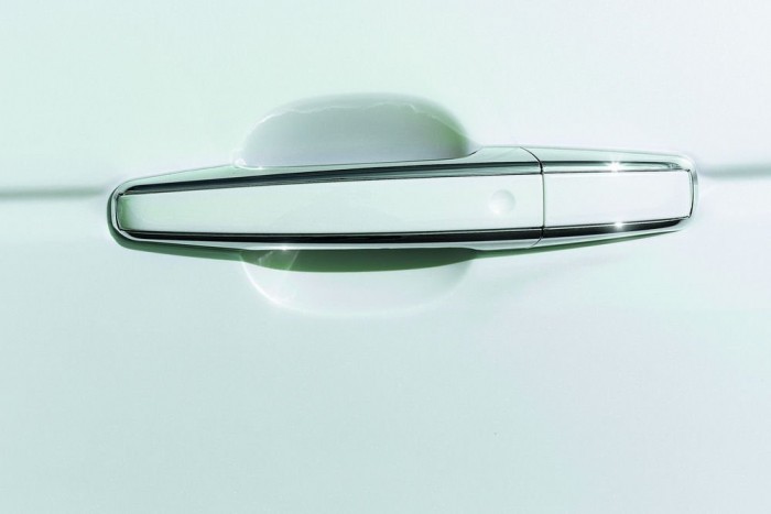 Egy finom részlet: díszített külső kilincs a Range Rover Autobiography Black kiadáson.