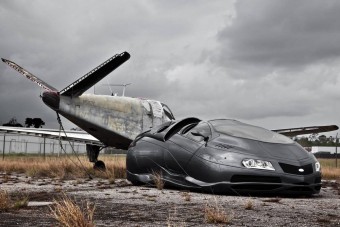 Földhöz simuló, földönkívüli autó