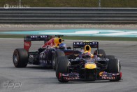 2013, Maláj Nagydíj - Vettel a csapat utasítása ellenére veszi el a győzelmet a gyanútlan Webbertől, közellenség lesz a németből, megjelennek a fújolók.