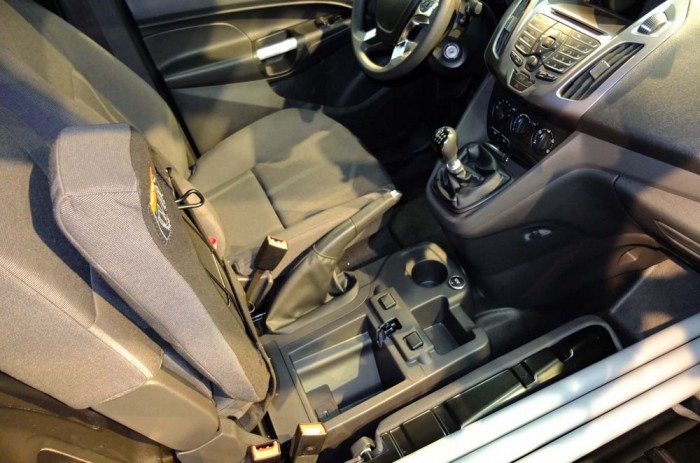 Az ülés asztallá alakítható, az ülőlap alatt pedig tárolórekesz és USB csatlakozó lapul