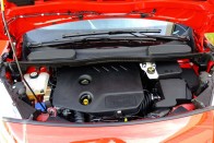 Mindkét motor hangját sikerült kellő mértékben elszigetelni, mind a benzines 1,0 literes Ecoboost, mind az 1,6 literes dízel elég erőt ad az autó mozgatásához