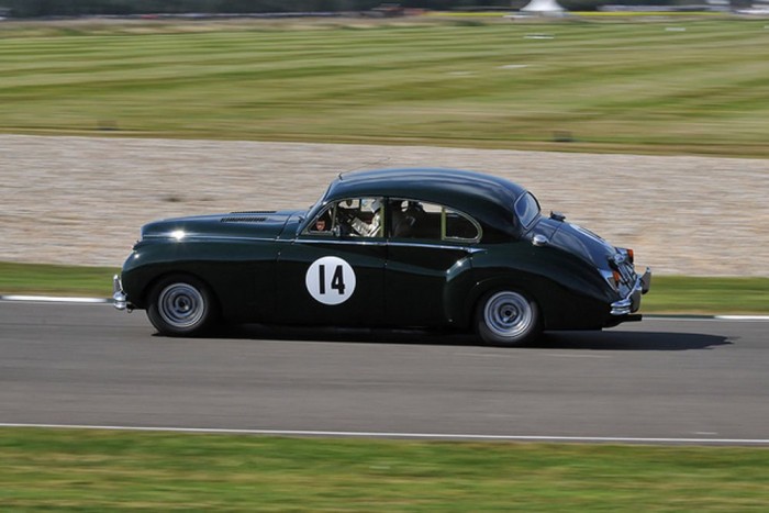 A 2012-es Goodwoodi Fesztiválon, maga Rowan Atkinson vezette a Jaguar MK2-őt.