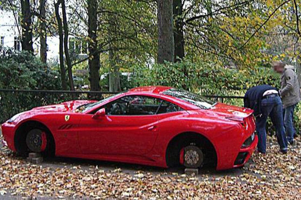 Ellopták a kerekeket a Ferrari alól 3