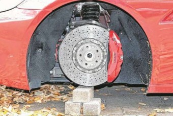 Ellopták a kerekeket a Ferrari alól