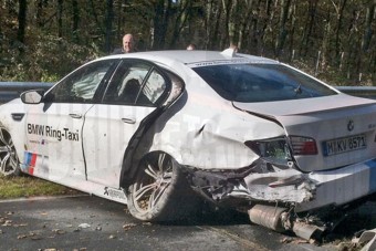 Taxit törtek a versenypályán