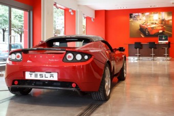 Megszállja Európát a különc amerikai autómágnás