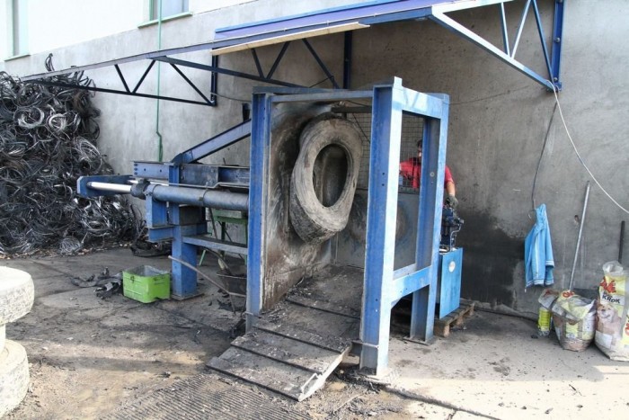 Szemétdombból olcsó, új út 7 | Vezess Itt a peremben lévő fémsodronyt rángatják ki a gumiból