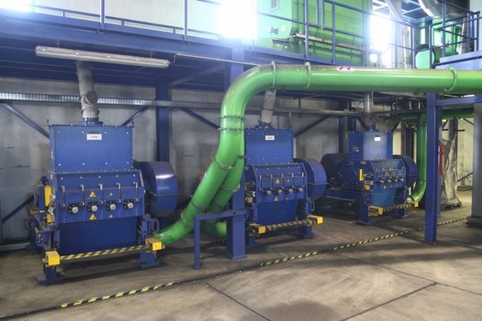 Szemétdombból olcsó, új út 12 | Vezess Nem túl látványos a gép működése, ellenben még a beton alapzatot is őrült módon rengeti