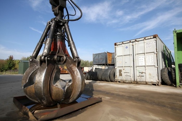 Szemétdombból olcsó, új út 6 | Vezess Naponta érkeznek a gumiabronccsal megrakott teherautók