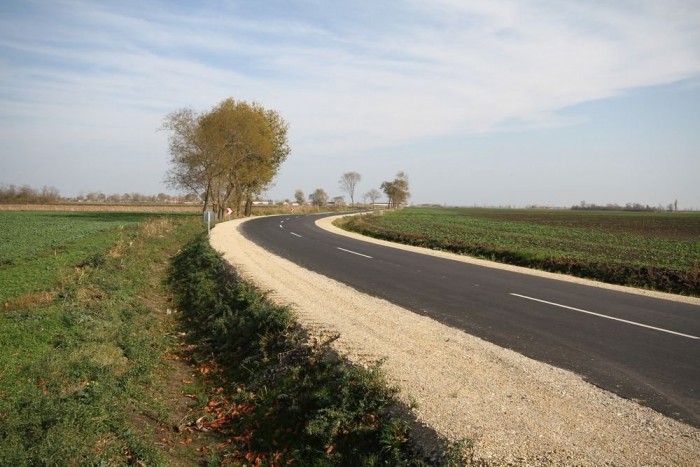 Szemétdombból olcsó, új út 9 | Vezess Szép, gumibitumenes jobbkanyar. Innen nézve. Szemből nyilván ez egy balkanyar.