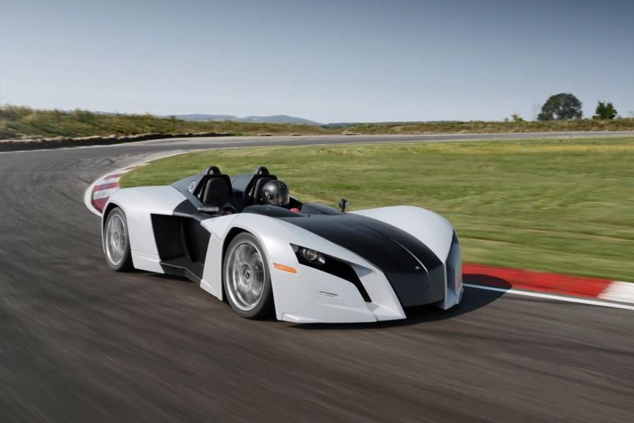 ... és nem is nyerges vontató, tehetnénk hozzá, de ez a fotók alapján amúgy is nyilvánvaló. Vadonatúj szupersportkocsi egy vadonatúj márkától: kis tömeg, combos motor, eszméletlen dinamika.