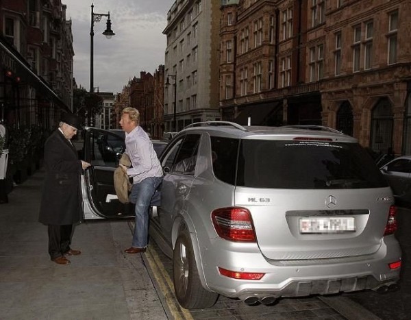 Becker szereti a német autókat. Egy ML63 AMG is parkol a garázsában. 