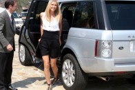 Maria Sharapova a hétköznapokban egy Range Rover hátsó ülésén utazik. Melynek 5,0 literes V8-as motorja 510 lóerő teljesítményű.