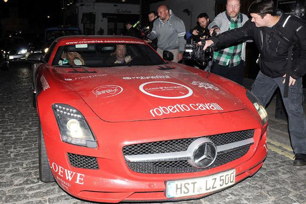 Mercedes-Benz SLS AMG. A 6,2 literes V8-as 571 lóerővel büntet, és 3,8 másodperc alatt éri el a 100 km/órát. Az ára közel 60 millió forint.