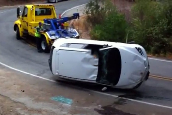 Felborult, majd a szakadékban végezte a Mazda