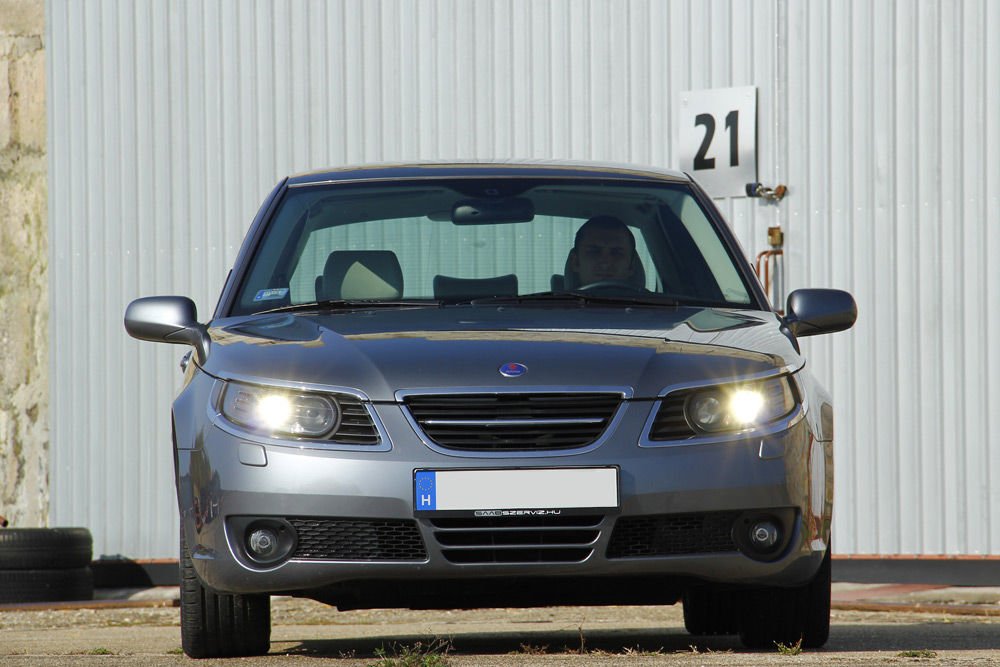 2001-ben kisebb, 2005-ben alaposabb ráncfelvarrás frissítette fel a Saab csúcsmodelljét