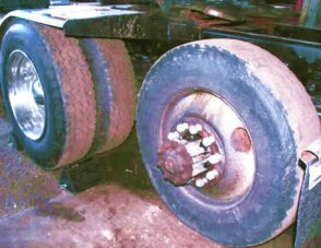 Tarolt az elszabadult teherautó-kerék