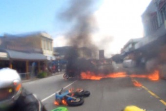 Pokoli lángok az utcai motorversenyen